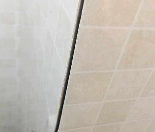 嘉兴市瓷砖空鼓维修公司分享阳台瓷砖脱落的修复过程可以分为以下几个步骤