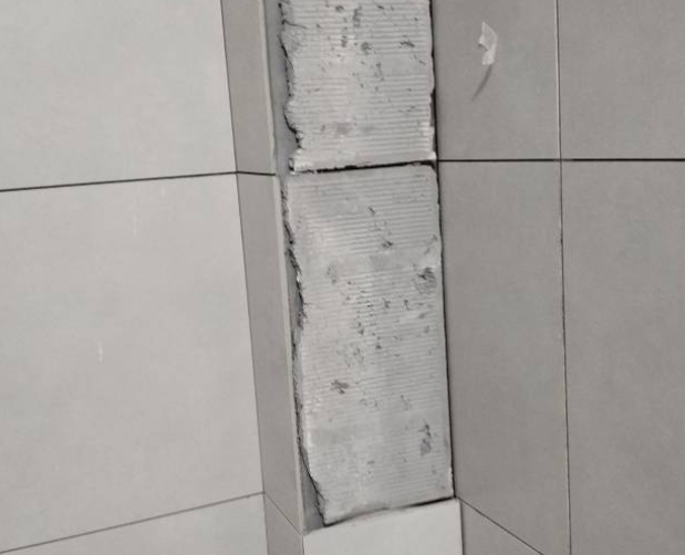 嘉兴市瓷砖空鼓维修公司分享下瓷砖施工前基层浇水润湿程度不足，可能导致以下问题