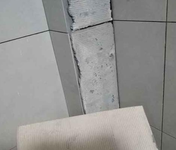 嘉兴市瓷砖空鼓维修公司分享下厨房瓷砖脱落的补救措施。